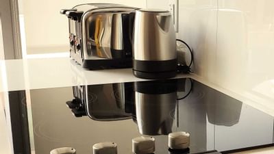 A toaster and a kettle by the stove at ReStays Ottawa