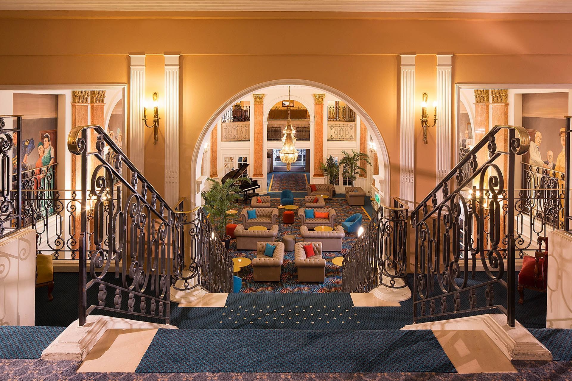 Escalier avec espace lobby à Oceania L'Univers Tours