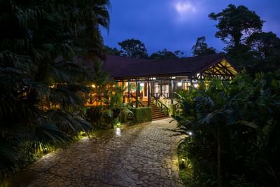 entrada hotel rio celeste por la noche