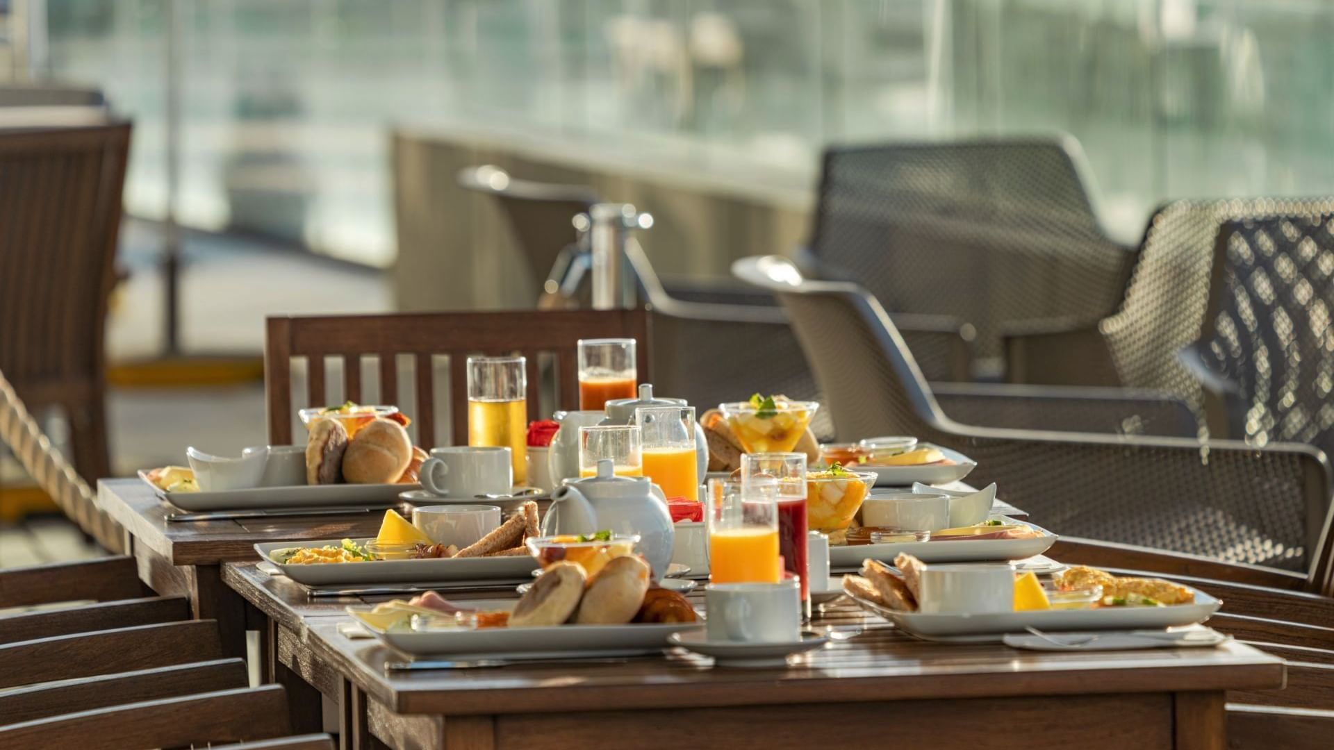 Food & beverages on a table in Escuna Restaurant at Hotel Marina Atlântico