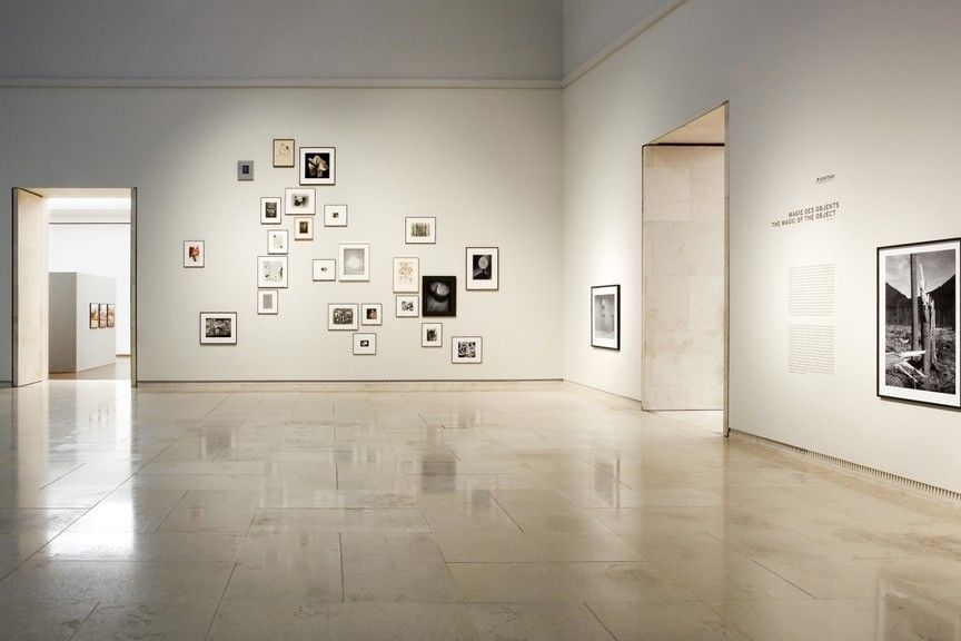 Minimalistischer Ausstellungsraum im Leopold Museum Wien mit Fotografien und Kunstwerken an weißen Wänden in moderner Architektur.