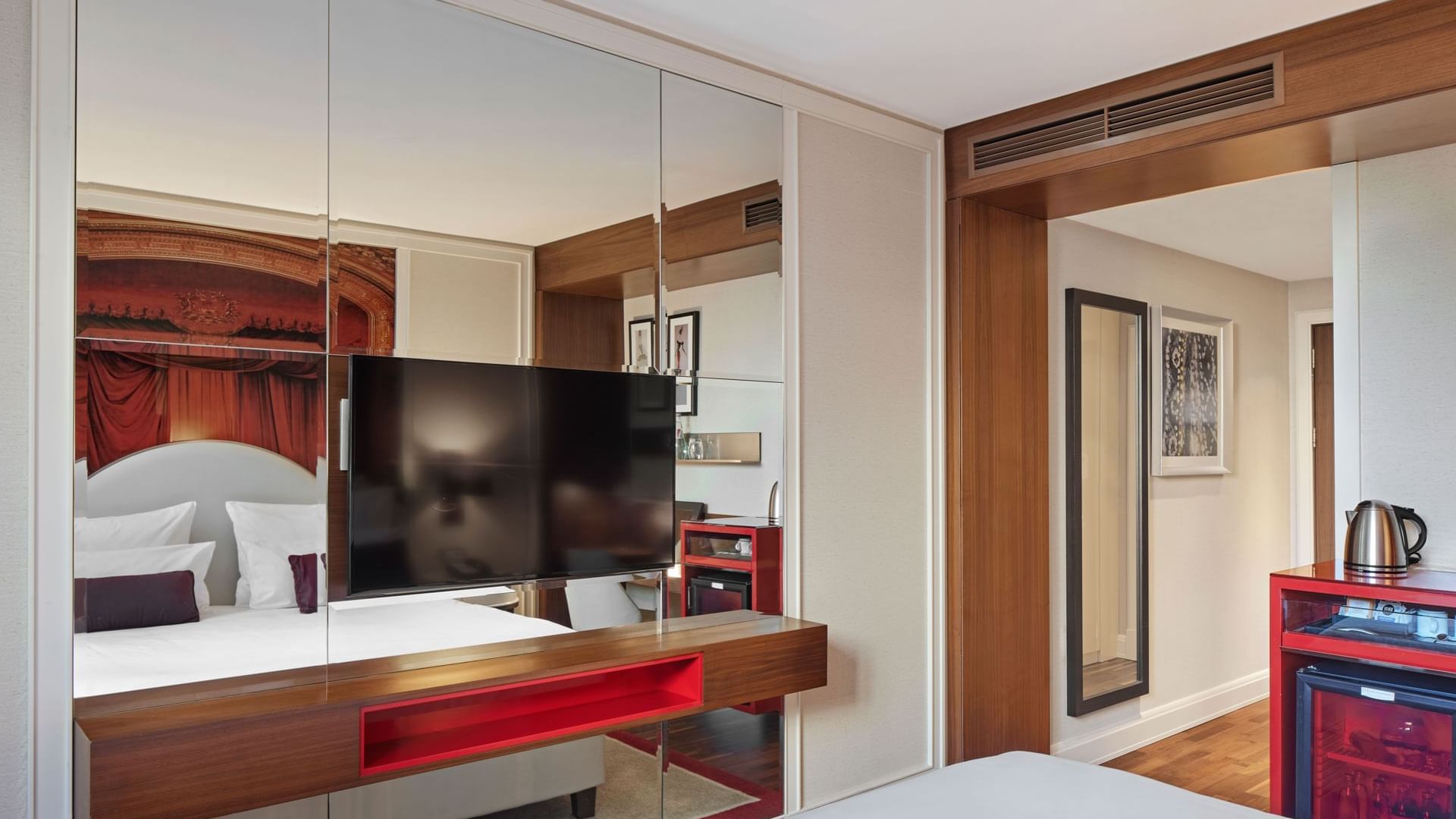 Moderne Möbel und ein Fernseher im Classic Zimmer des Titanic Gendarmenmarkt Berlin.