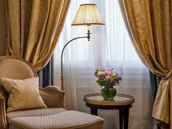 Lounge area in Executive room at Westminster Warwick Paris