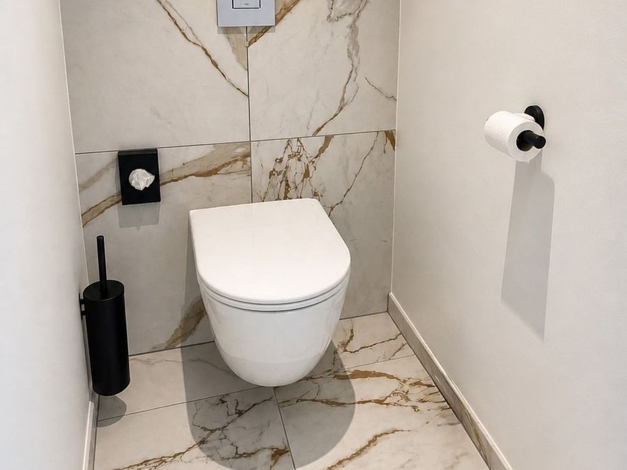 Toilettes modernes avec carrelage en marbre dans la chambre SUPERIEUR à Osmo Hôtel Chantepie
