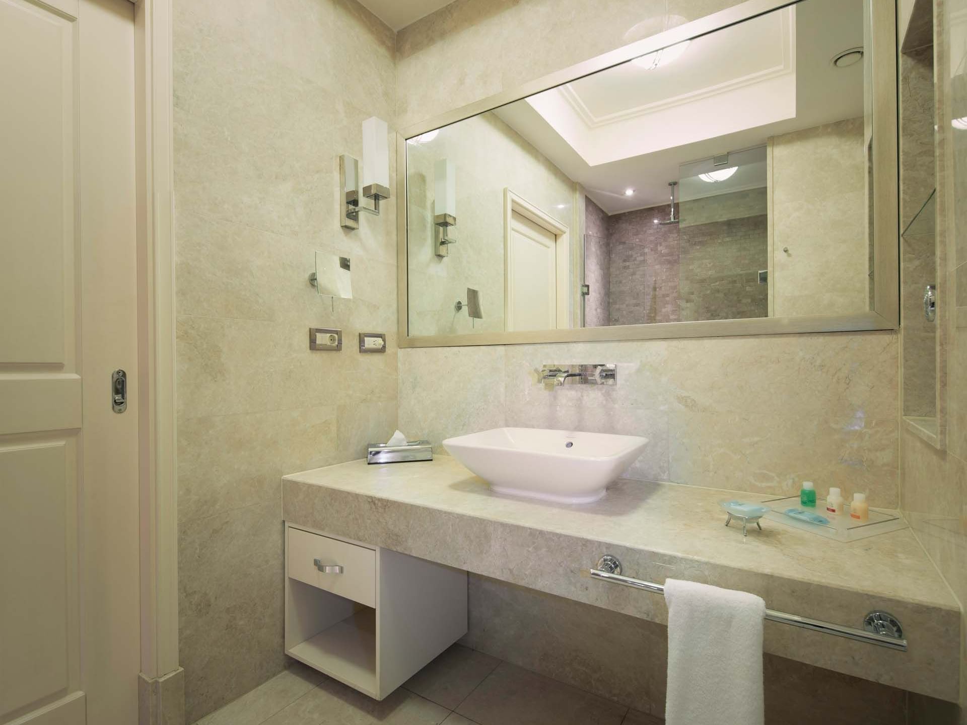 Titanic Business Kartal’daki Superior Oda’da, geniş bir ayna ve lavabo ünitesine sahip banyo tezgahı bulunmaktadır