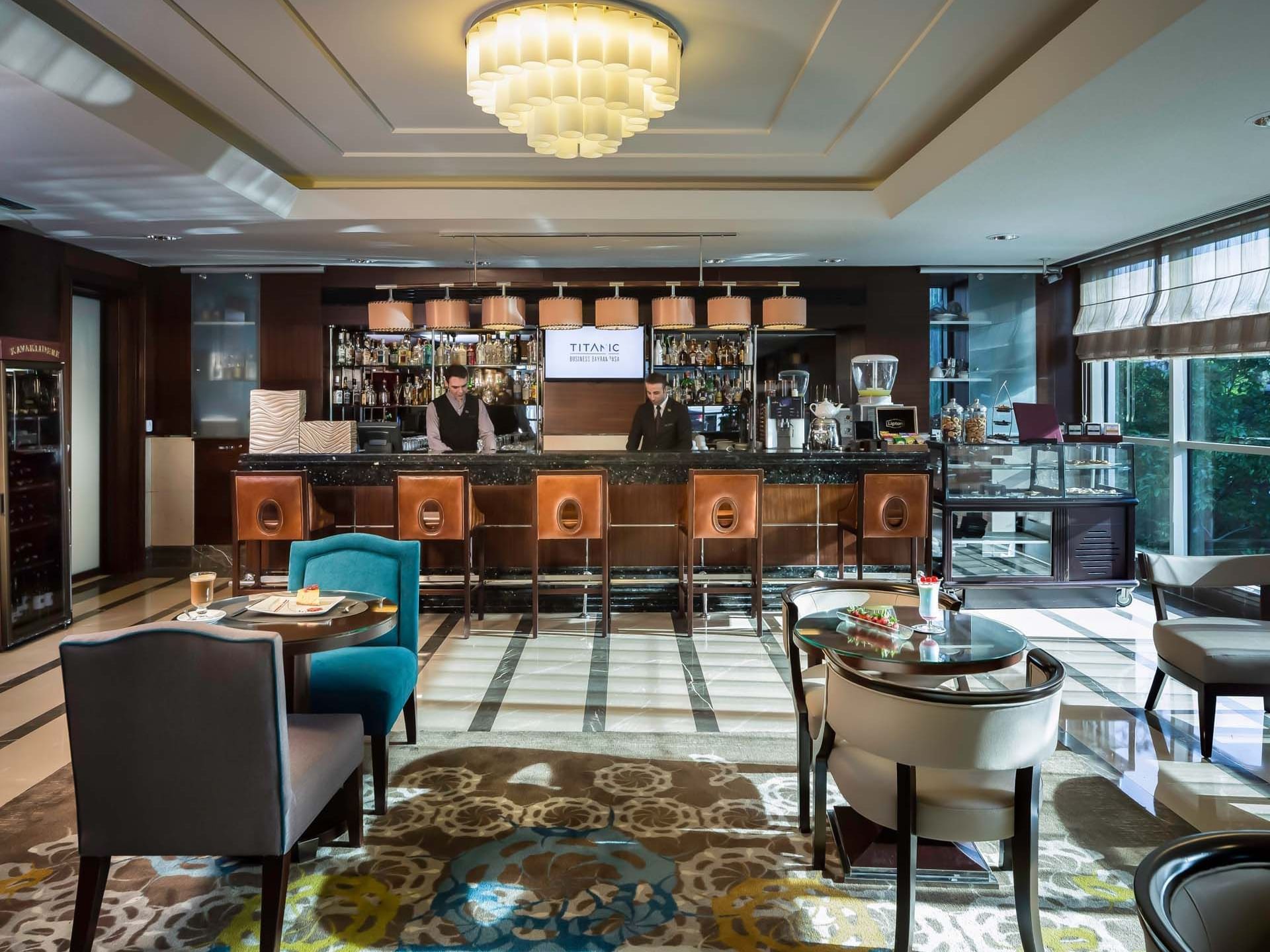 Titanic Port Bakırköy’deki Titanic Coffee, şık atmosferi ve dekoratif bar alanıyla seçkin bir restoran deneyimi sunar.