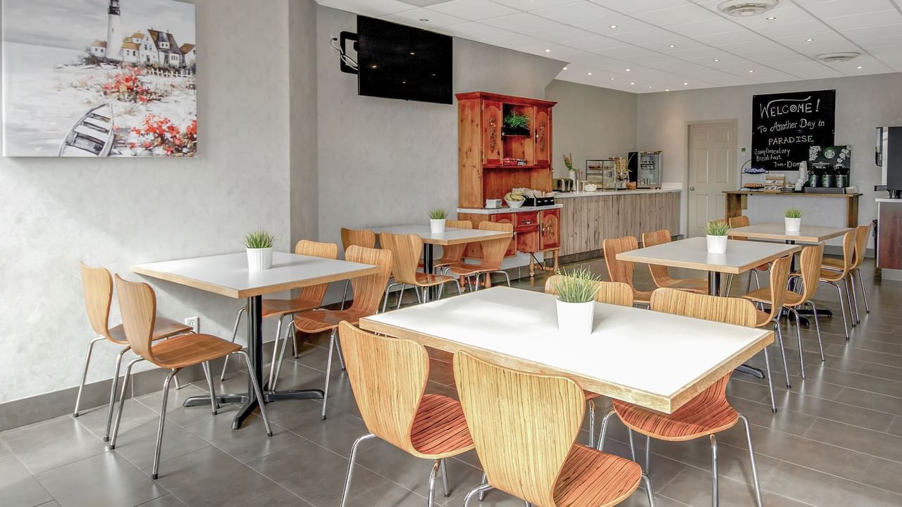 Breakfast room seating tables