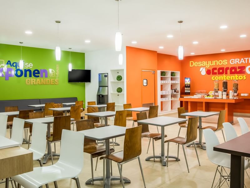 Mesas de comedor dispuestas en una sala de desayunos de One Hotels