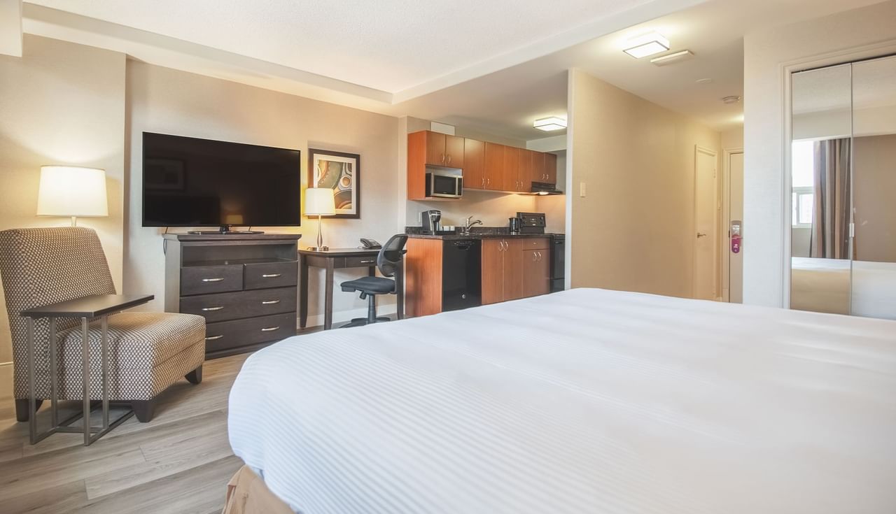 Hotel studio suite with queen bed and a kitchen area