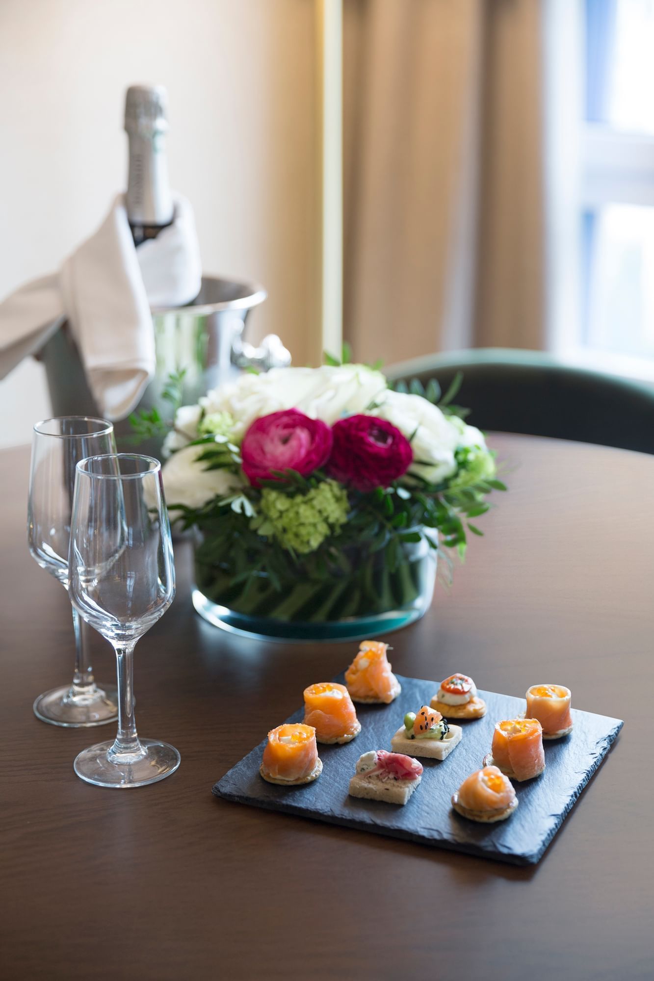Dining table of Premium Suite Warwick Reine Astrid Lyon
