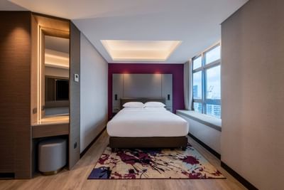 Studio Room Queen-Size Bed | Window Bench Seat Hotel Singapore