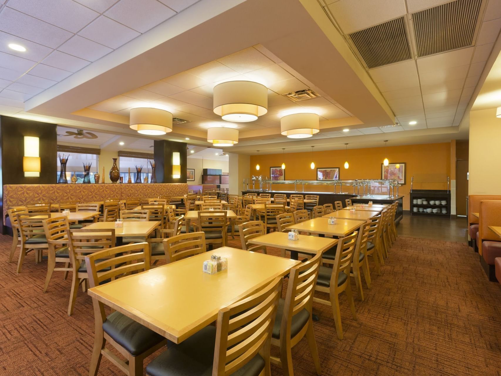 Dining tables in Fountain View Cafe at Rosen Inn International