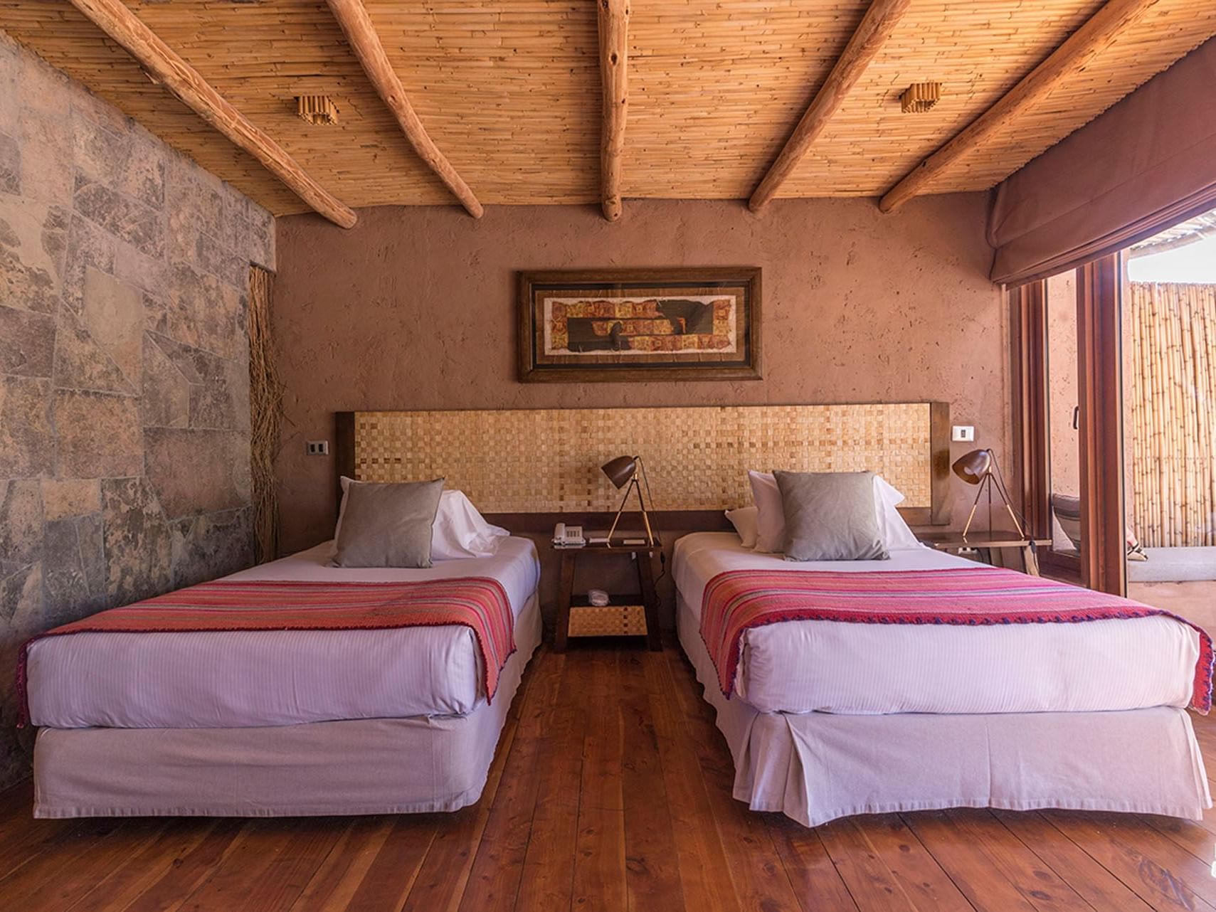 Habitación Superior con Dos Camas del Hotel Cumbres San Pedro de Atacama en Chile.