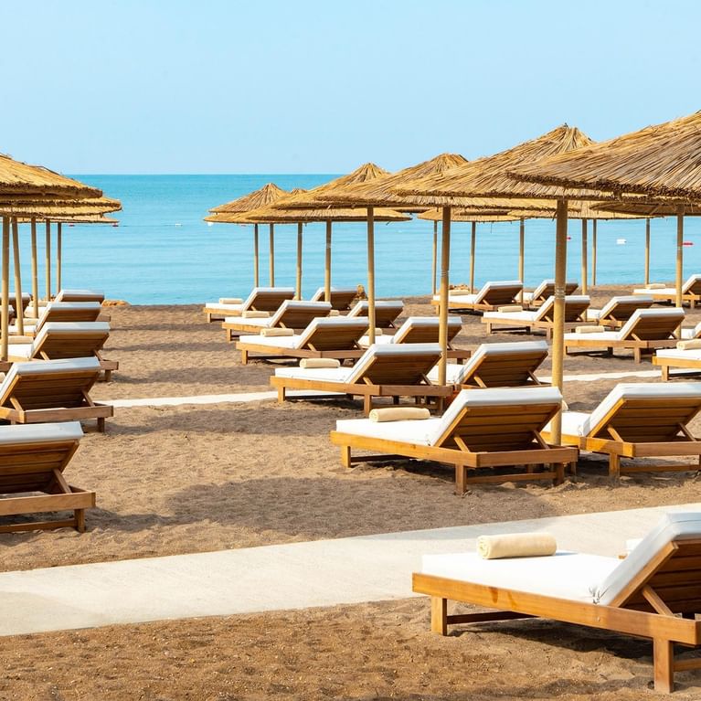 Lara Plajı’nda konumlanmış şezlonglarla Titanic Deluxe Lara’da güneşin tadını çıkarın!