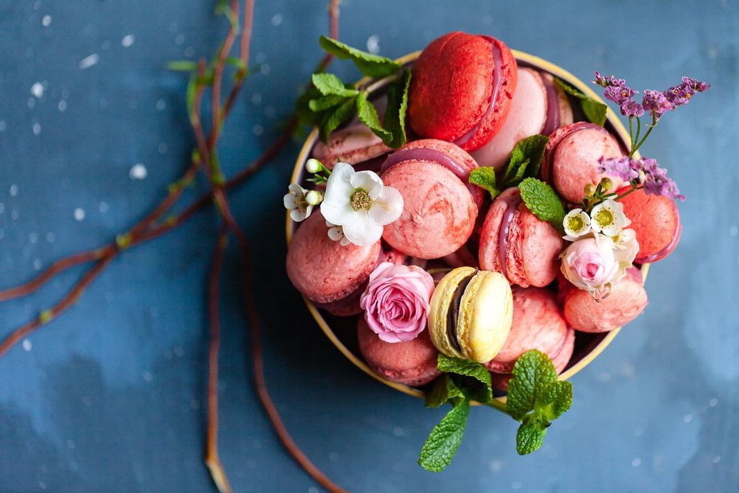 Un bol de macarons colorés arrangés aux Hôtels Oceania