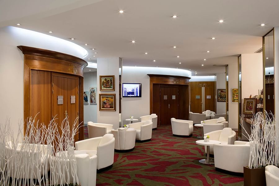 L'intérieur raffiné du hall d'entrée du Splendid Hotel & Spa Nice