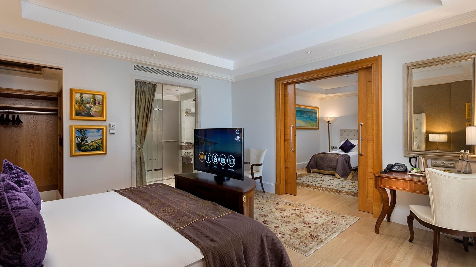 Titanic Mardan Palace’ın Aile Odasında rahat yatak ve TV