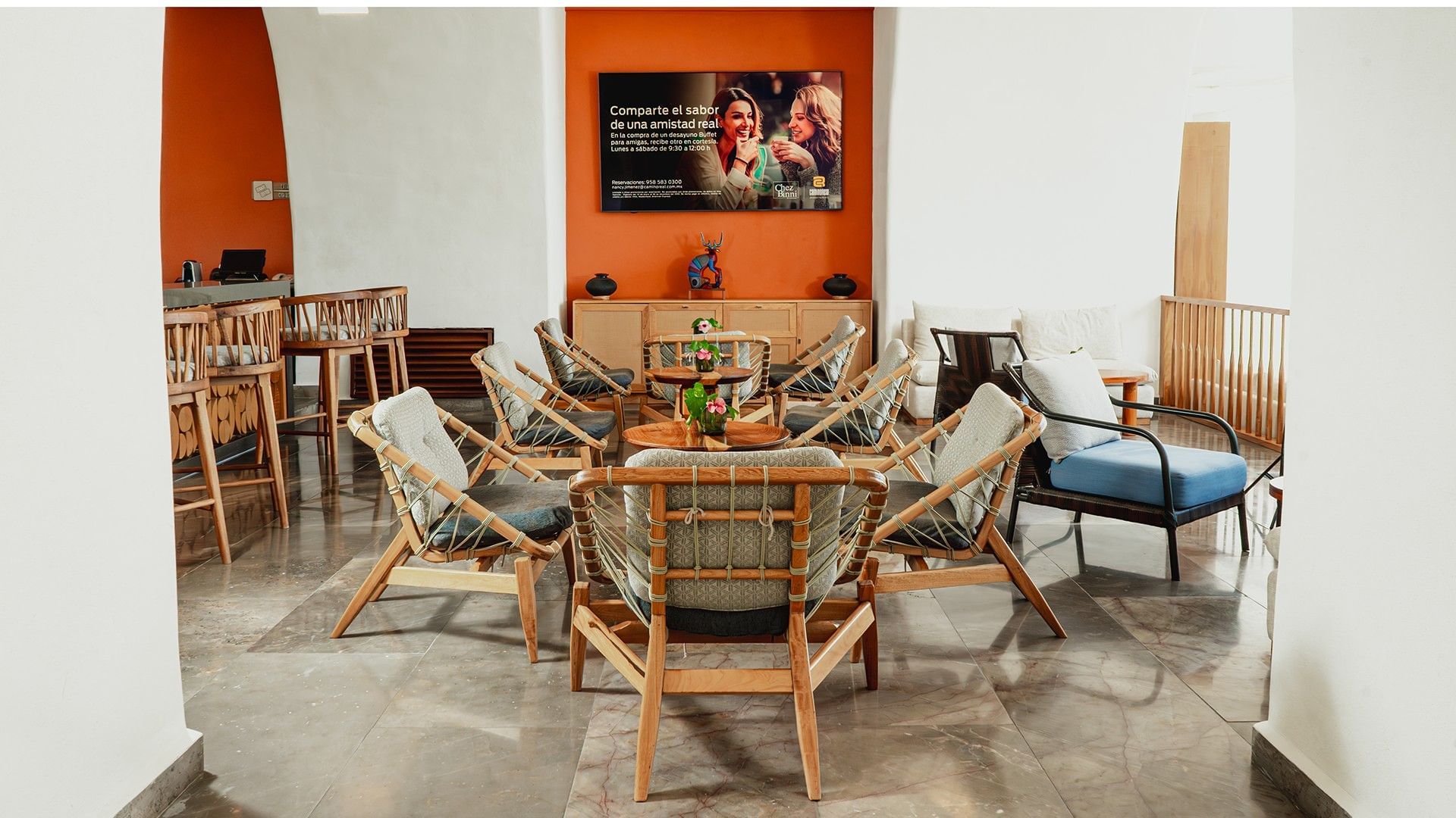 Bar counter and TV by the dining area in Bitza Lounge Bar at Camino Real Zaashila Huatulco