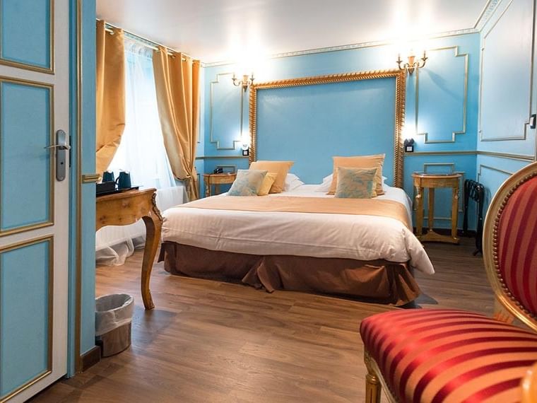 Chambre élégante avec mobilier doré et décor bleu à l'Hôtel Villa Aultia à Ault.