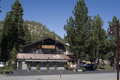 The hotel exterior & vehicle parking at Alpenhof Lodge