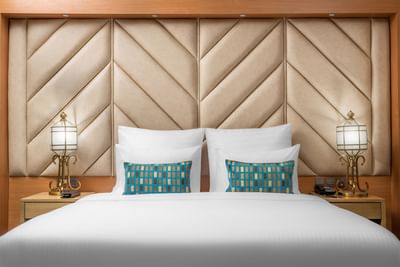 Large bed with lamps in Executive Double Room at Elaf Al Taqwa