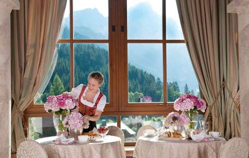 Panoramafrühstücksraum Wellnesshotel ...liebes Rot-Flüh im Tannheimer Tal in Tirol, Österreich in Grän