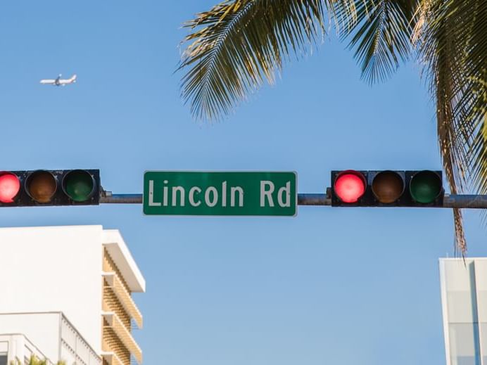 Señal de Lincoln Rd en un semáforo cerca del South Beach Hotel