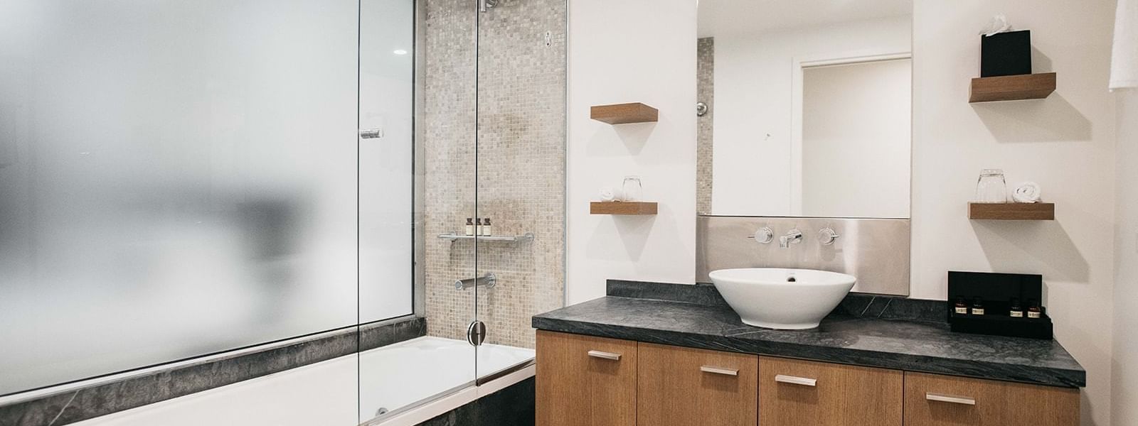 Bathroom in 1 Bedroom Apartment, Pullman Palm Cove Sea Resort