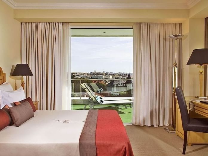 Comfy bed with a city view in Suites at Hotel Cascais Miragem Health & Spa