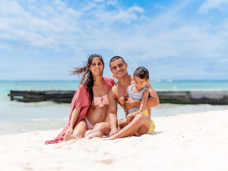 Familia disfrutando de la playa con las ofertas del buen Fin 2021 de The Reef coco beach
