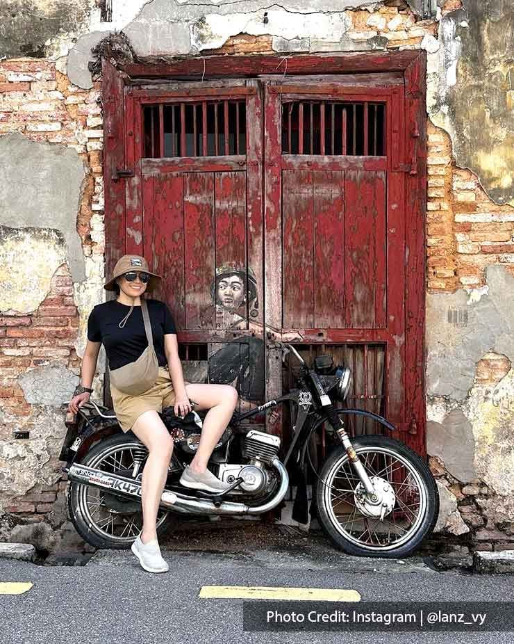 Penang Street Art: Boy on Motorbike - Lexis Suites Penang