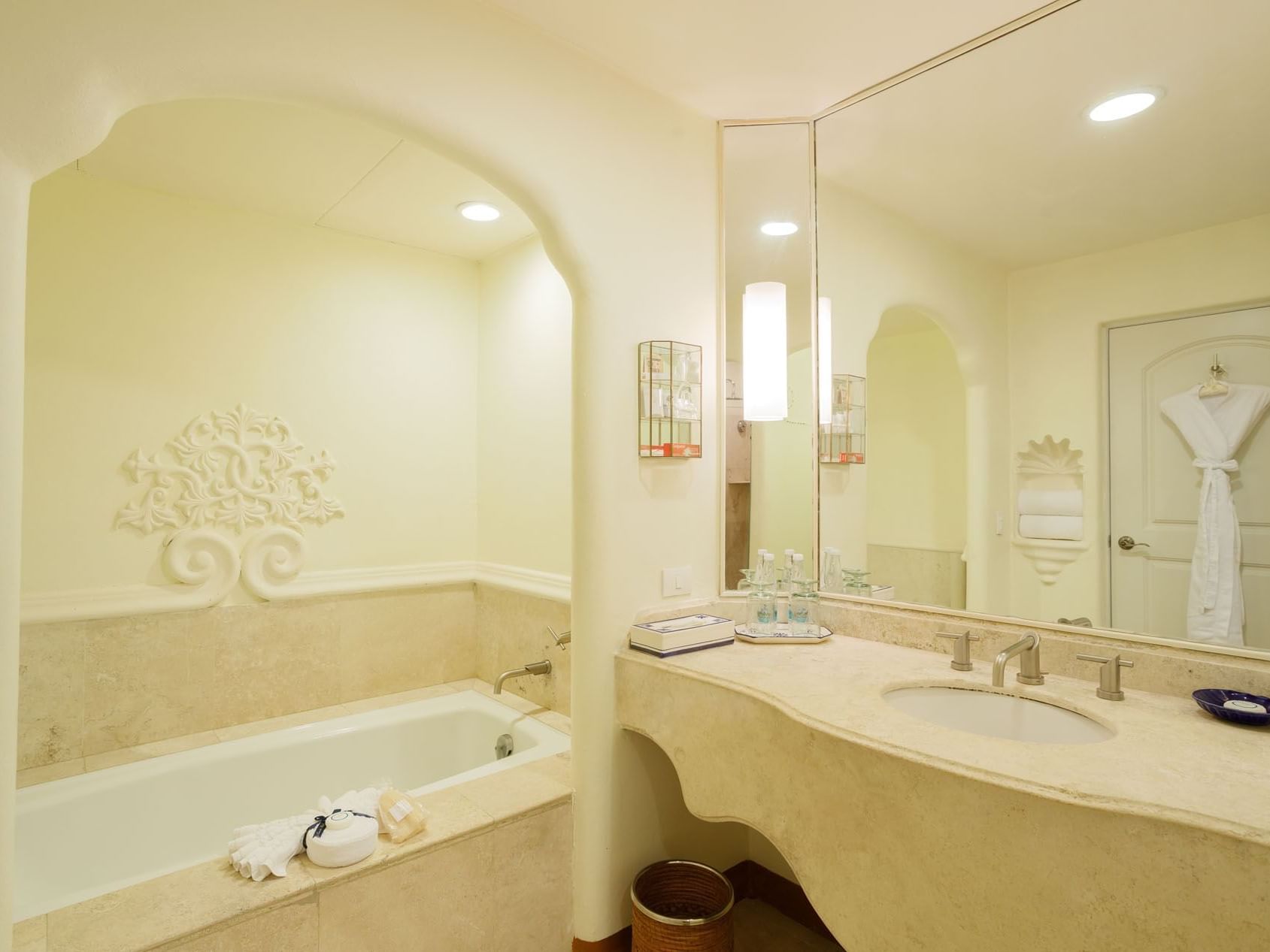 King Grand Class bathroom highlighting a deep soaking tub and stylish stone finishes at Quinta Real Acapulco