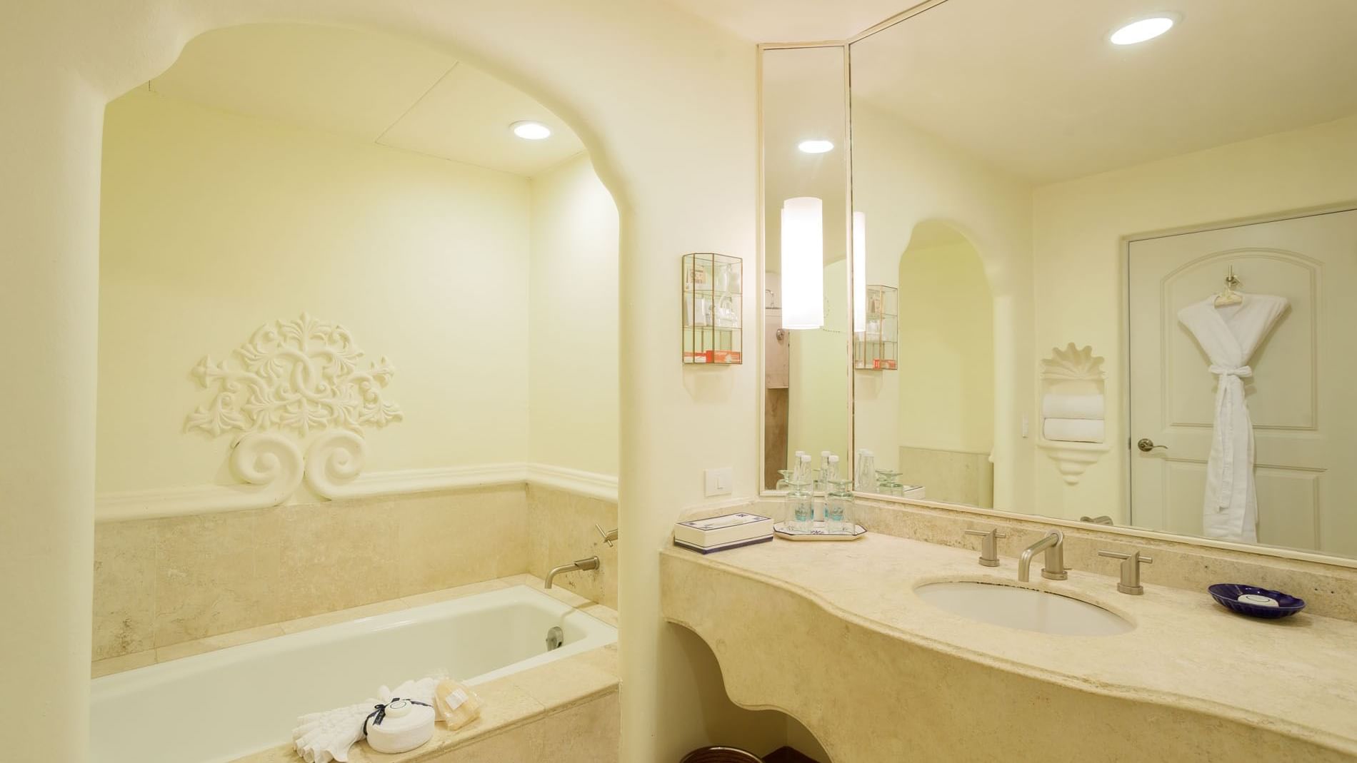 King Grand Class bathroom highlighting a deep soaking tub and stylish stone finishes at Quinta Real Acapulco