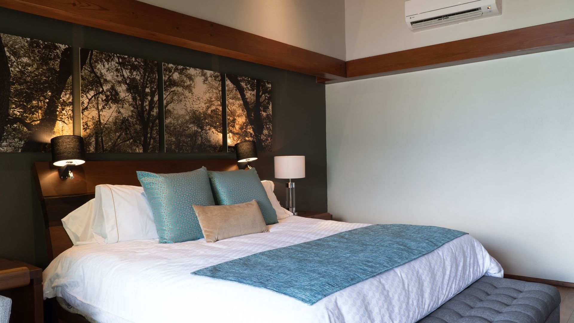 Interior of Deluxe Villa 1 King at Gamma Monterrey Rincón