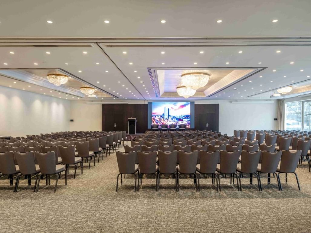 Configuration de théâtre dans la salle du Grand Ballroom à l'Hôtel Brussels