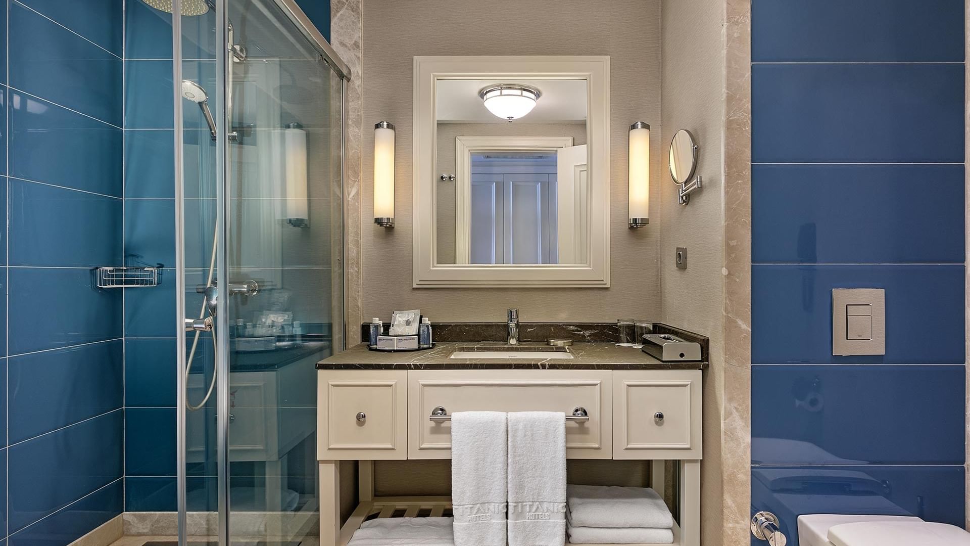 Ванная комната в Family Pool Swim-up Suite, Titanic Deluxe Golf Belek — комфорт и современный дизайн.