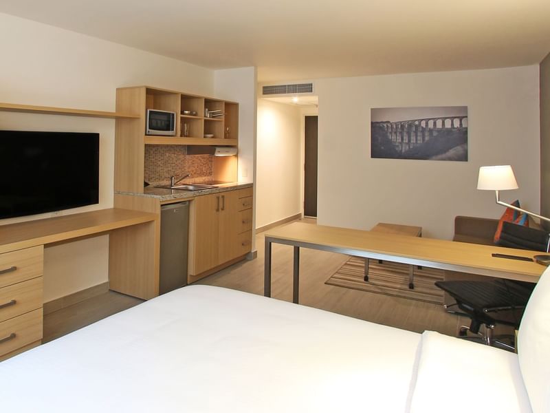 Área de tocador y baño en habitación doble estándar de One Hotels