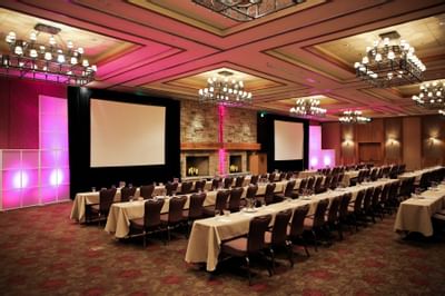 Rows of tables facing a projector screen in Stein Lodge