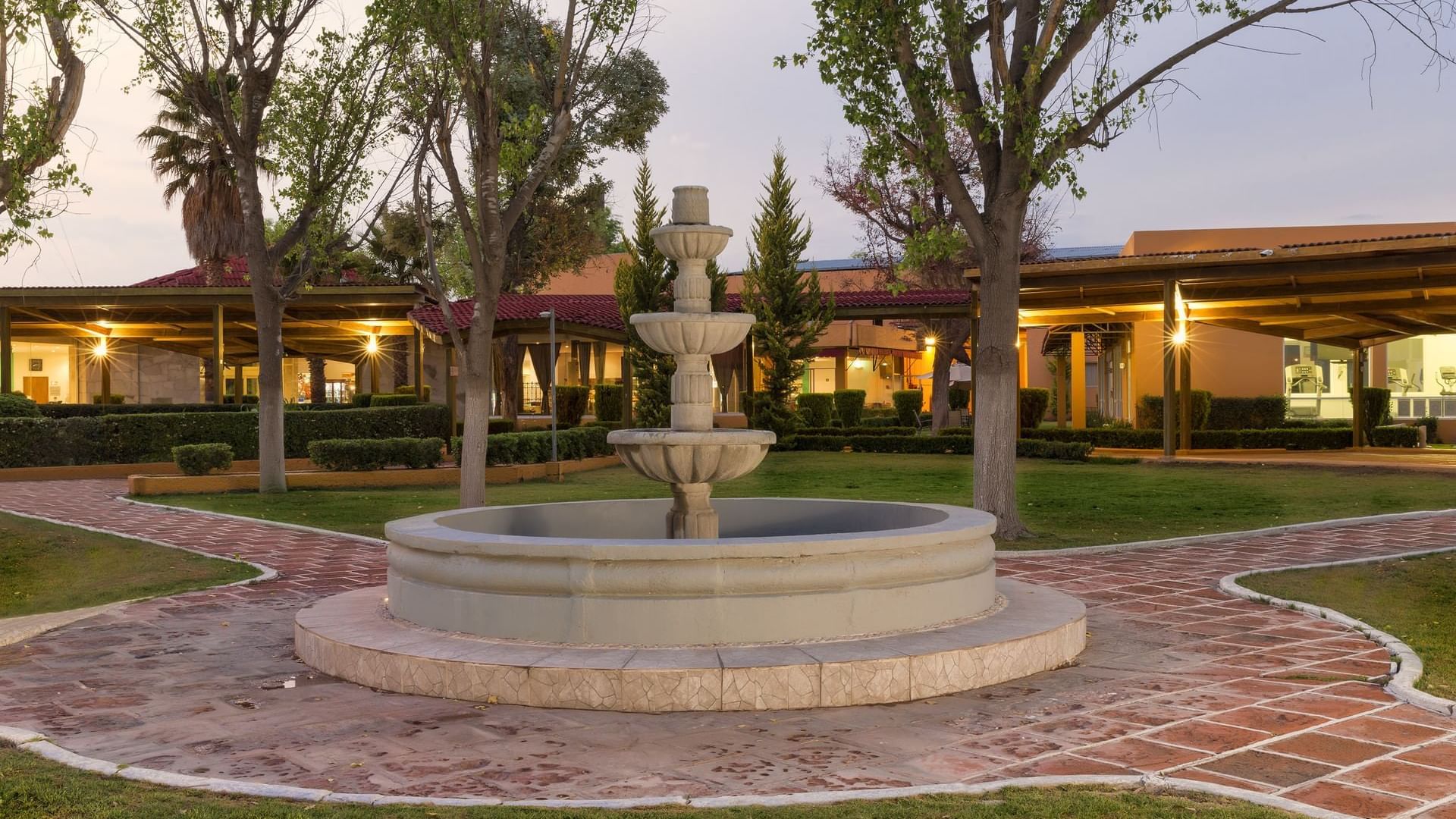 Garden area with a water fountain at Gamma Pachuca