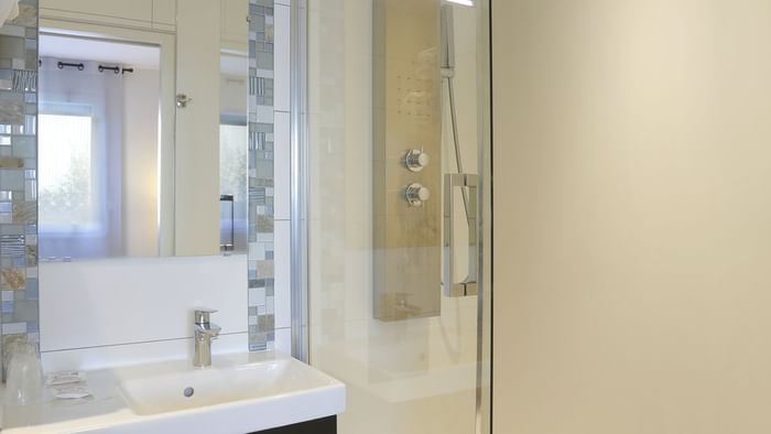 Interior of a bathroom at Hotel au chene vert