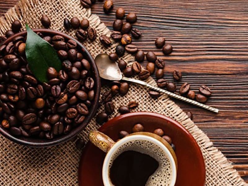 granos de café con tasa de café