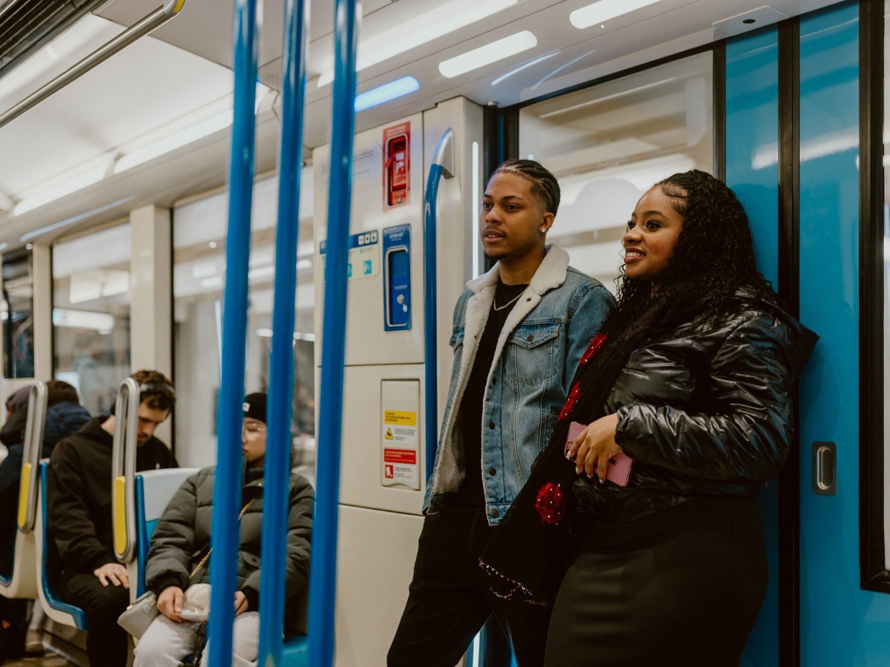 Deux personnes dans un métro avec des stations tout près de l'hôtel