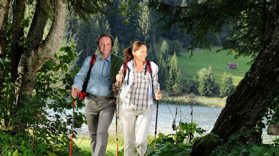2 people exploring the Tannheimer valley near Liebes Rot Flueh