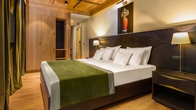 Bed with wall art in King Room at Ana Hotels Bradul