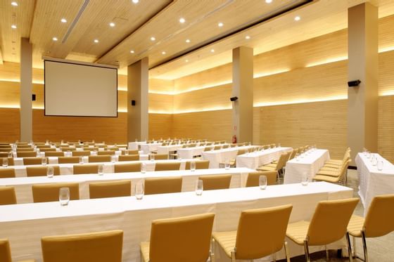 Mayo Meeting Room with projector screen at NOI Vitacura hotel  