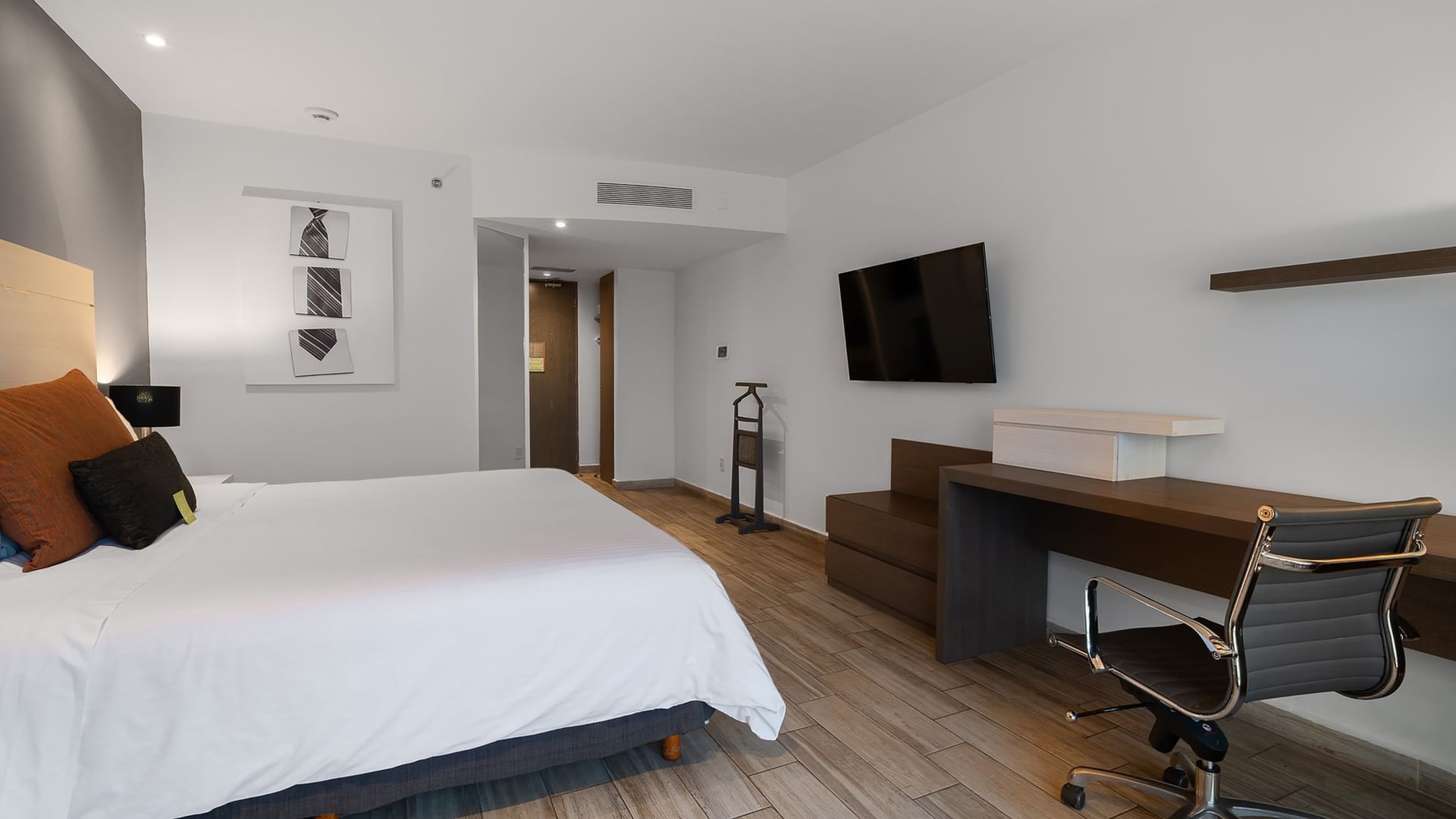 Habitación de lujo con cama King en Real Inn Perinorte, Tlalnepantla.