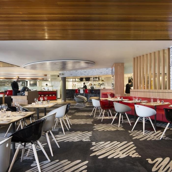 Restaurants with dining tables at Ibis Sydney Airport 