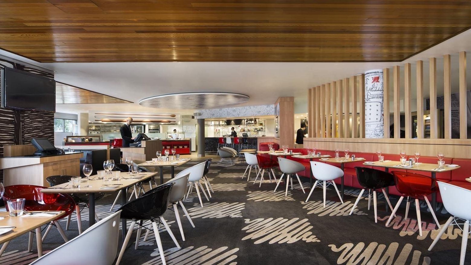 Restaurants with dining tables at Ibis Sydney Airport 