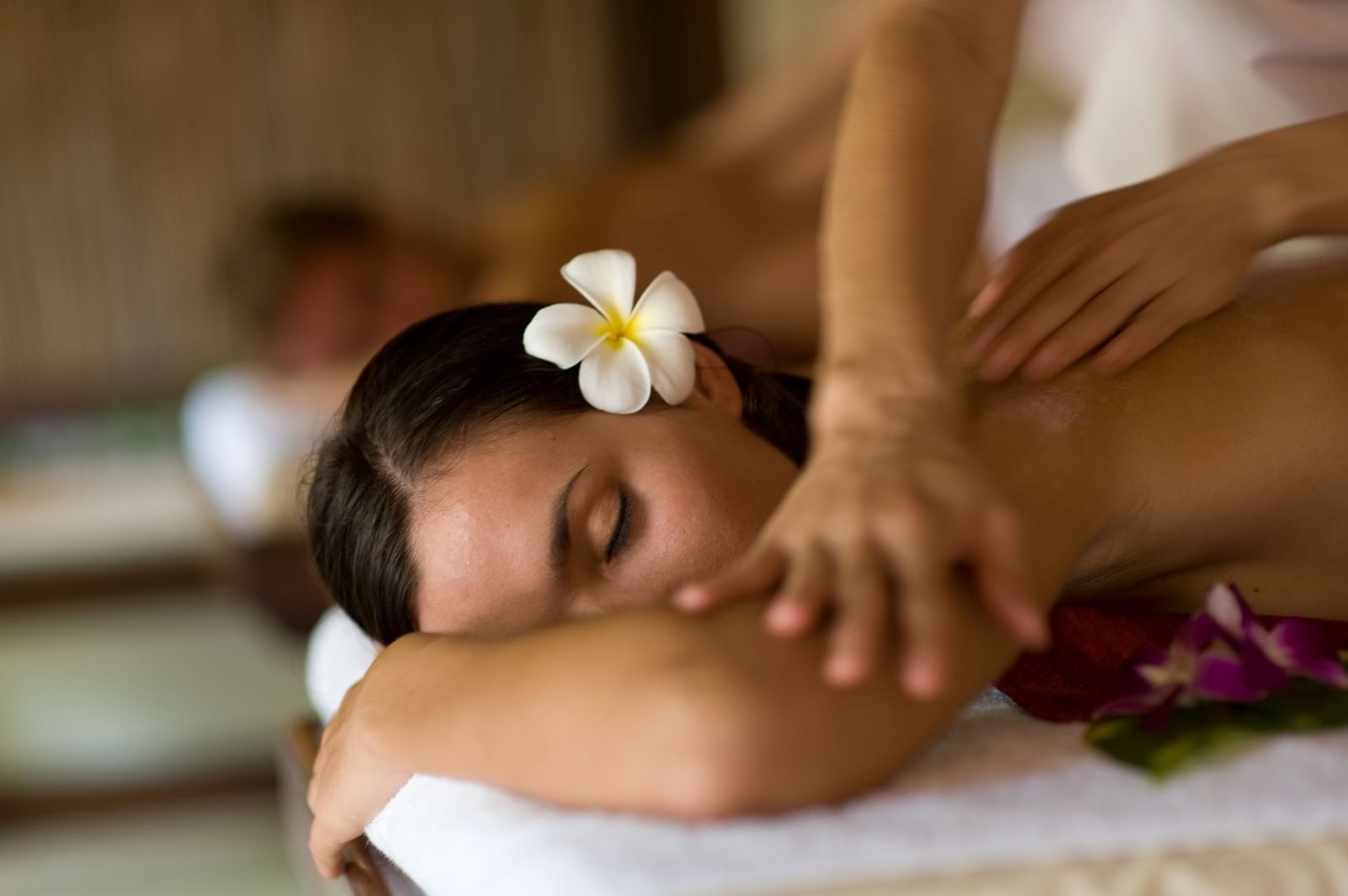Una señora recibiendo un masaje en un spa en los hoteles Fiesta Americana