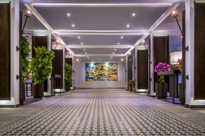 Couloir de l'hôtel avec un tableau au bout